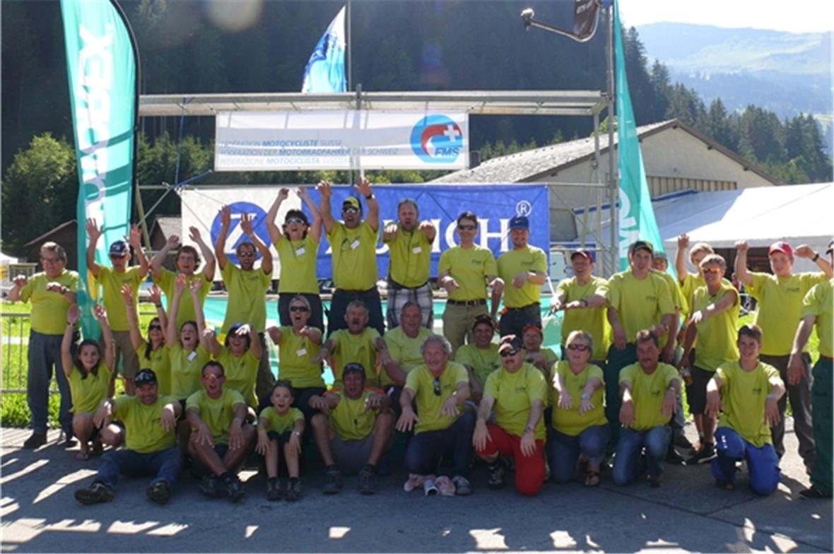 Ein Teil des 180-köpfigen Supermoto-Helferteams nach Rennende – müde aber glückl...