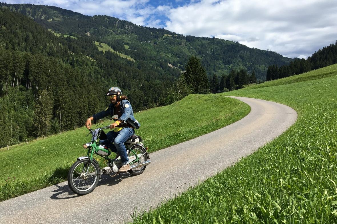 Ein Töfflibueb auf der Rundstrecke kurz vor Checkpoint 3 in der Garstatt.