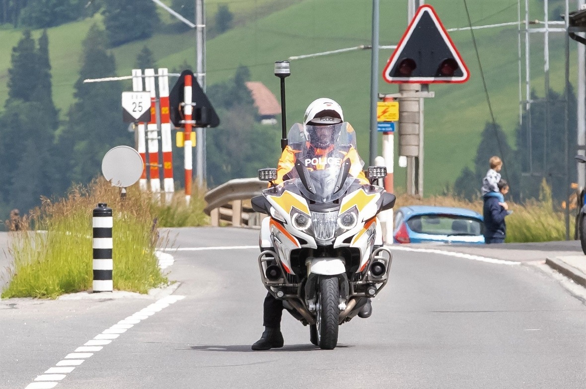 Ein Tross von Fahzreugen begleitete die Fahrer.