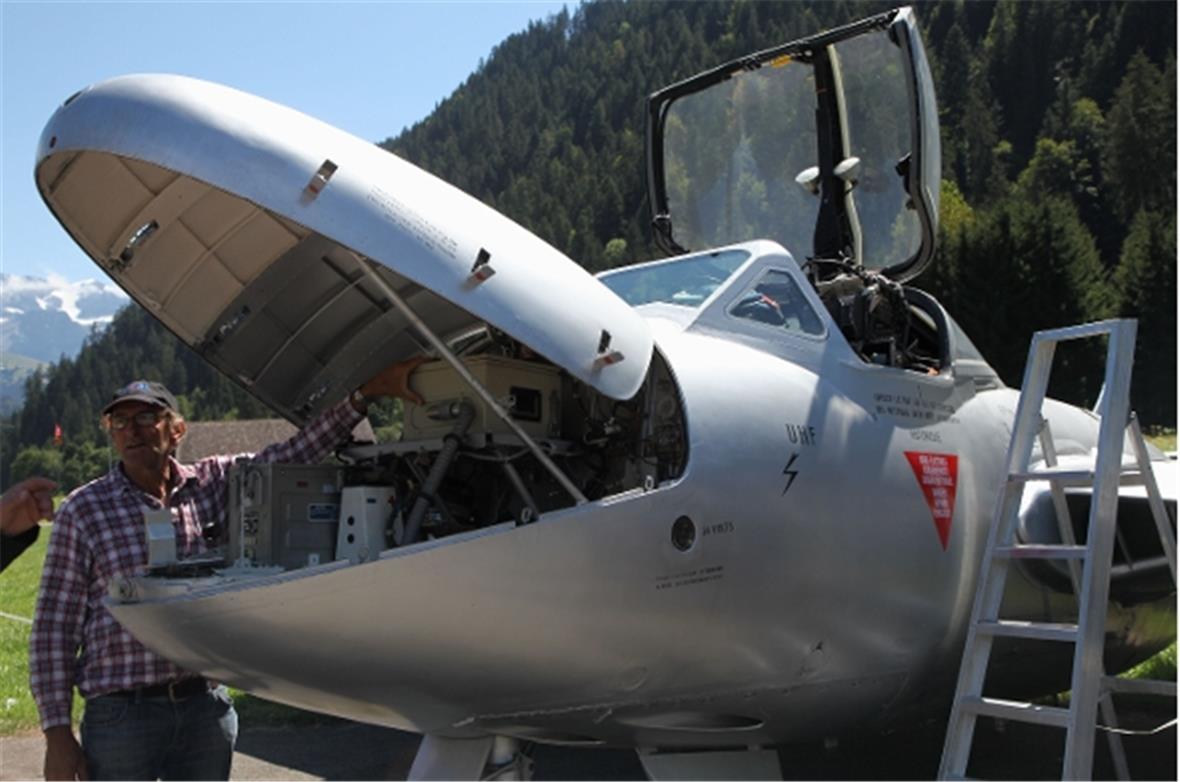 Ein Venom Doppelsitzer hat die Schnauze offen.