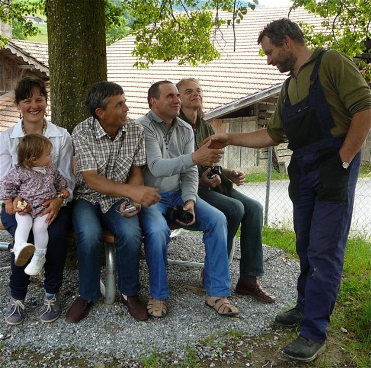 Ein Vertreter der einheimischen Bevölkerung verabschiedet sich von den ukrainischen Gästen und der zufriedenen Initiantin des Projektes, Olja Aegerter-Rushchak.