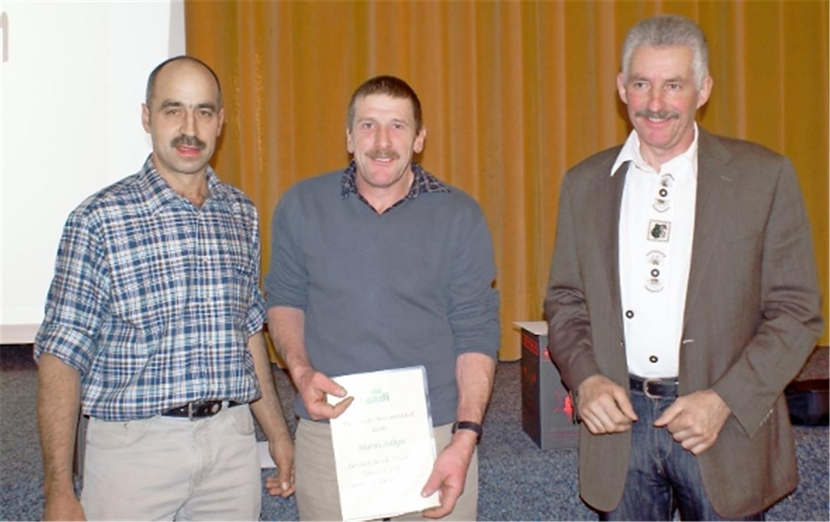 Ein Vierteljahrhundert für die Landi im Einsatz: Martin Sulliger, Zweisimmen (Mitte) wurde an der Jubiläums-Versammlung durch Präsident Manfred Müller und Verwalter Hanspeter Durand geehrt.
