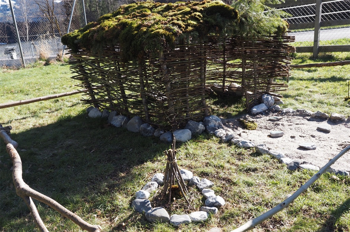 Ein Waldhütte mit schön gedecktem Moosdach. Ob hier wohl ein Wichtel wohnt?