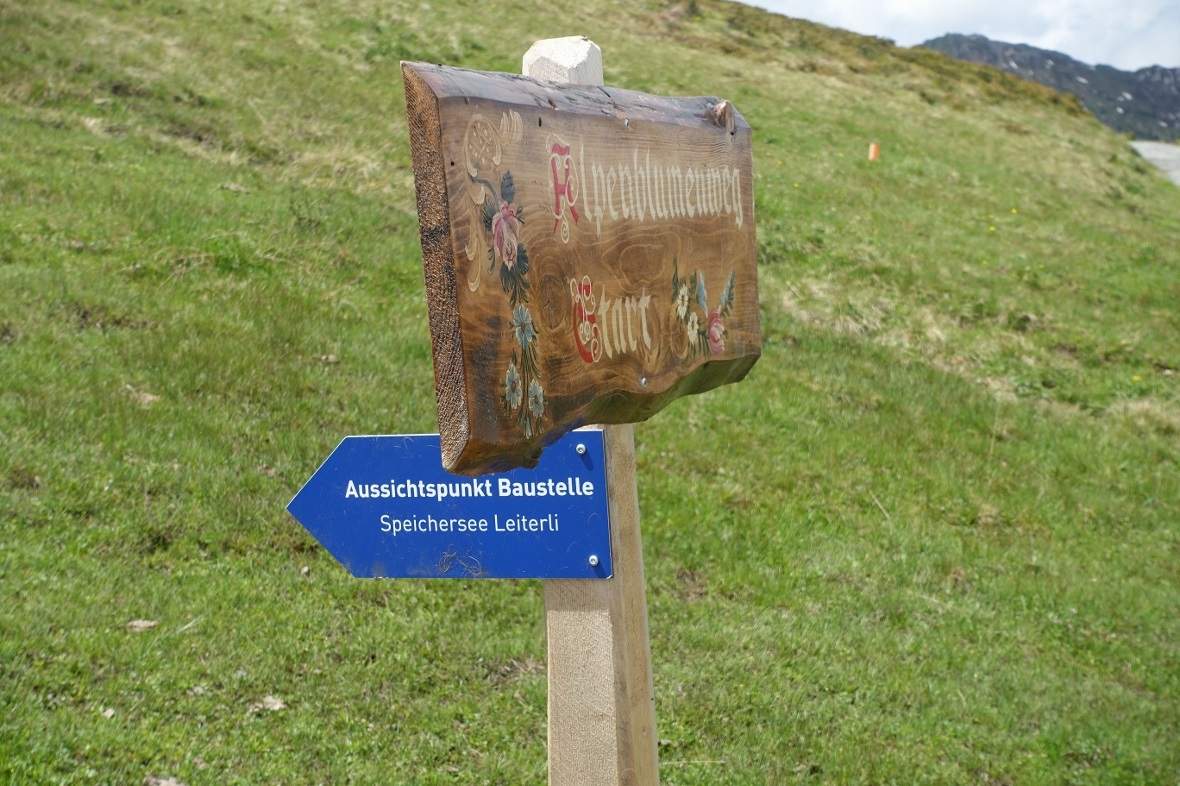 Ein Wegweiser zeigt zum Aussichtspunkt.