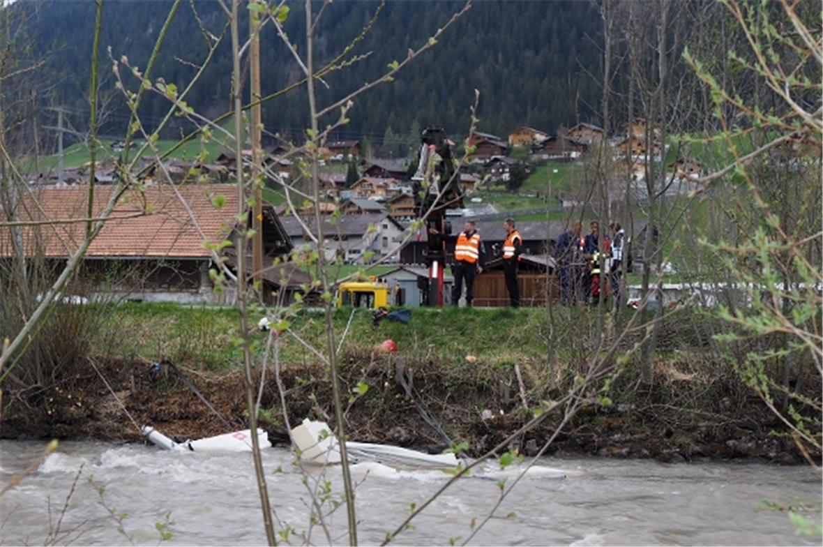 Ein Wrackteil wurde von der Simme etwa 300 Meter mitgerissen und konnte beim Camping gesichert werden.