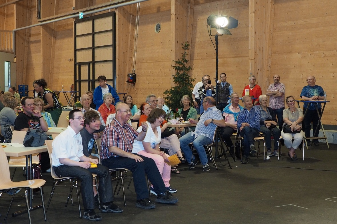 Ein aufmerksames Publikum schaute aufmerksam zu und amüsierte sich köstlich.