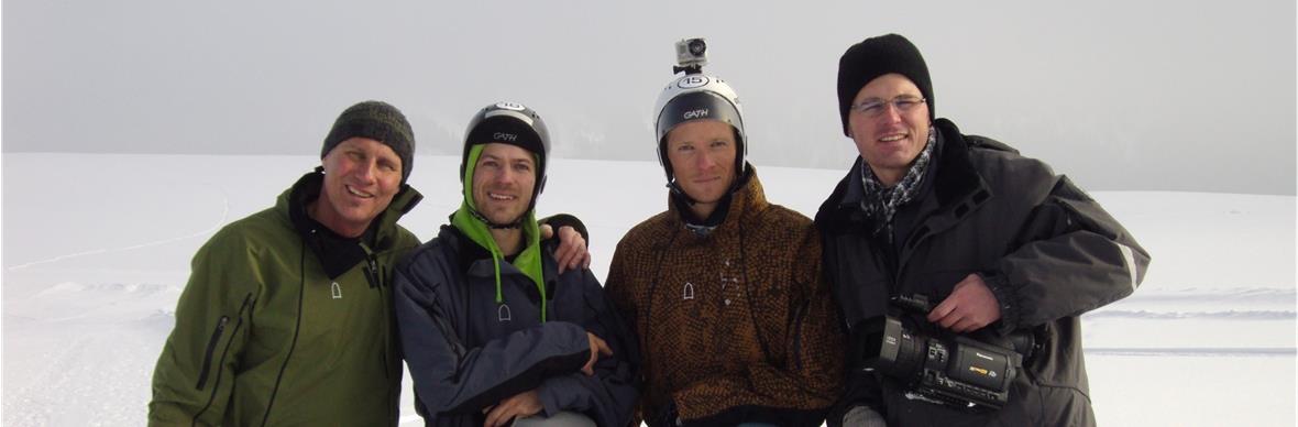Ein dreifacher glücklicher Adrenalin-Blick nach Airboard-Hochgeschwindigkeitsfahrten. Joe Steiner Swiss Speed Champion 2010, Niki Stocker zweiter, Josh Cole Pionier aus den USA und Pascal Billeter, von dem am 24. Januar in Cash-TV ein Airboard Beitrag erscheinen wird.