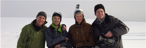 Ein dreifacher glücklicher Adrenalin-Blick nach Airboard-Hochgeschwindigkeitsfahrten. Joe Steiner Swiss Speed Champion 2010, Niki Stocker zweiter, Josh Cole Pionier aus den USA und Pascal Billeter, von dem am 24. Januar in Cash-TV ein Airboard Beitrag erscheinen wird.