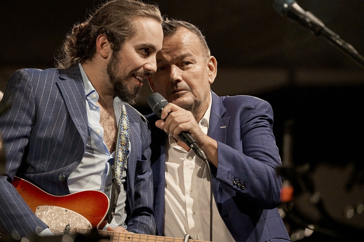 Philipp Fankhauser: Voll da und voll drauf Ein eingespieltes Team: Gitarrist Flo Bauer mit Philipp Fankhauser.