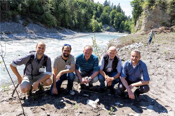 Ein eingespieltes Team: Projektleiter Peter Hofmann (Kissling + Zbinden AG), Jonathan Sury (Tiefbau Gemeinde Spiez), Markus Josi (Präsident Schwellenkommission Wimmis), Manfred Hofmann (Vize Schwellenkommission Wimmis) und Carl Dinkelaker (Fachbereich Tiefbau Spiez).