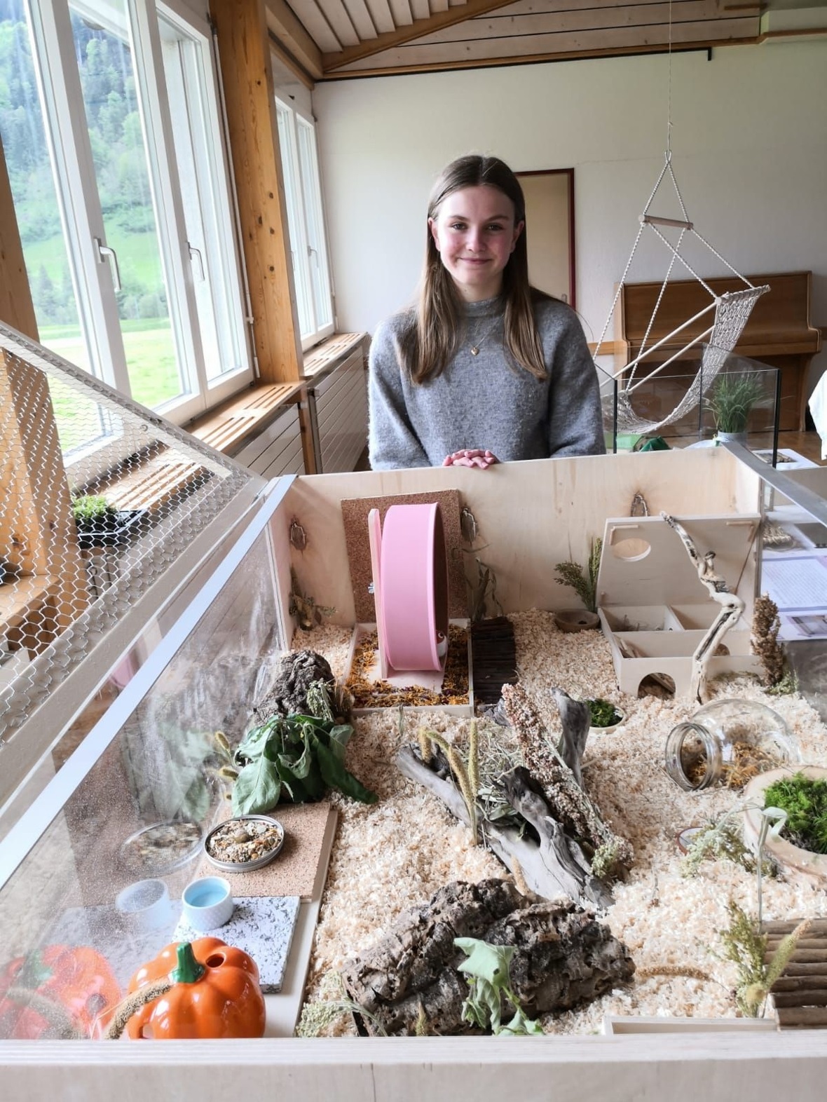 Ein geräumiger Hamsterkäfig mit kreativer Ausstattung