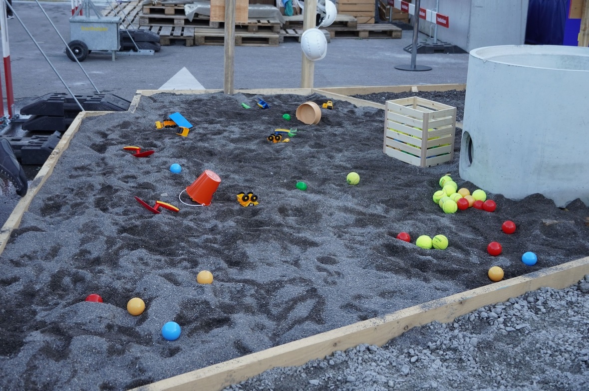 Ein grosser Sandkasten für die Kleinsten gab es bei Banholzer.