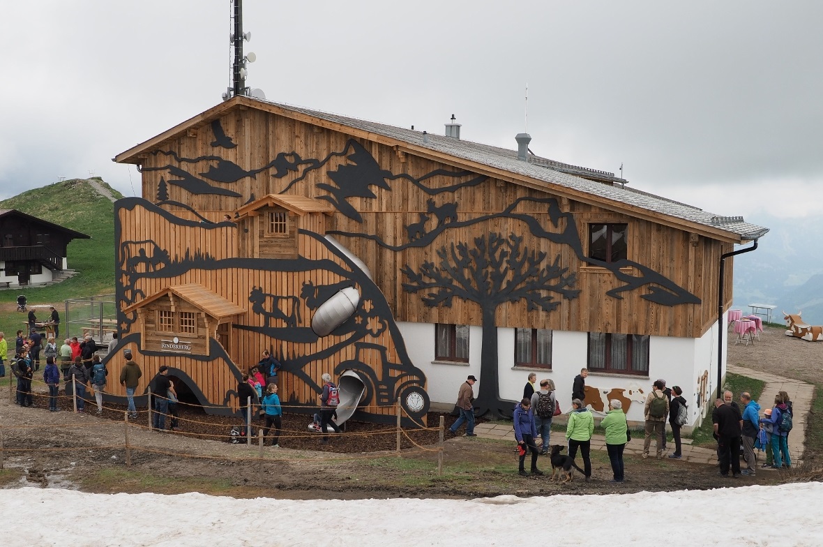 Ein grosser Scherenschnitt ziert jetzt die Südfassade des Bergrestaurants Rinderberg-Spitz. Der perfekt integrierte Spielplatz ist eine Aufwertung für Familien.