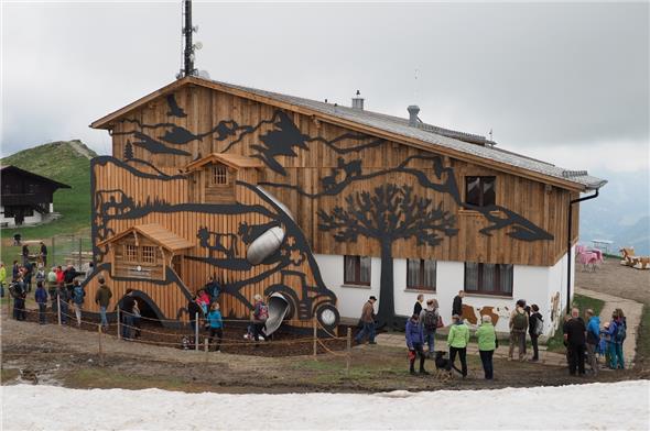 Ein grosser Scherenschnitt ziert jetzt die Südfassade des Bergrestaurants Rinderberg-Spitz. Der perfekt integrierte Spielplatz ist eine Aufwertung für Familien.