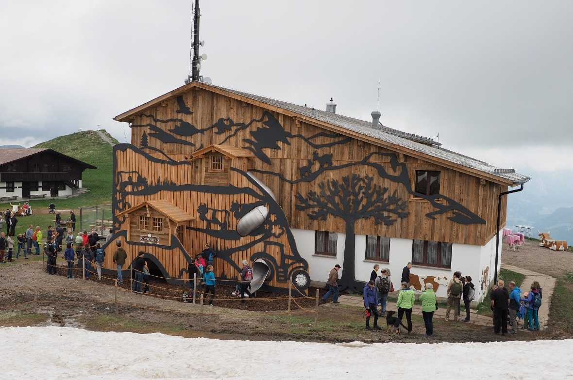 Ein grosser Scherenschnitt ziert jetzt die Südfassade des Bergrestaurants Rinder...