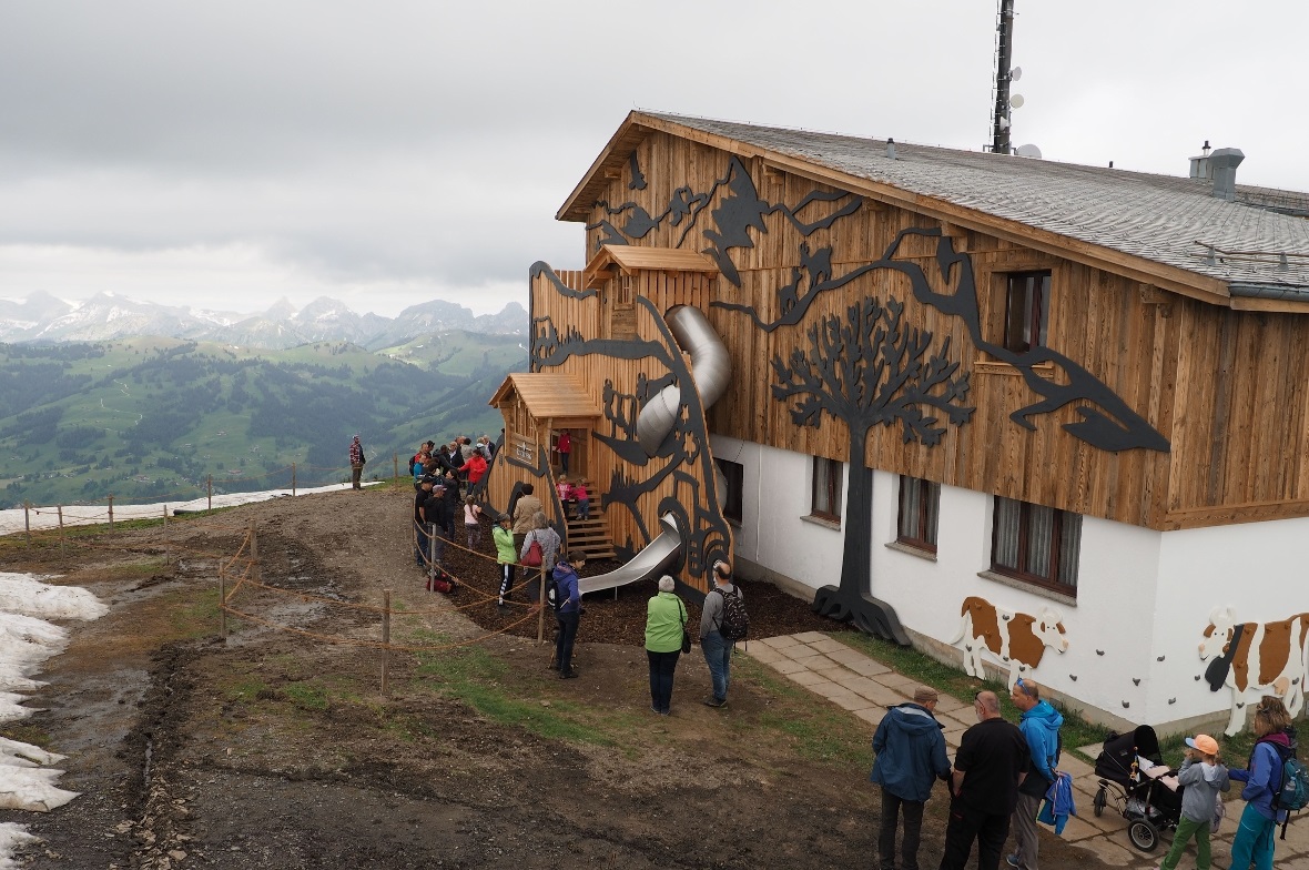 Ein grosser Scherenschnitt ziert jetzt die Südfassade des Bergrestaurants Rinder...