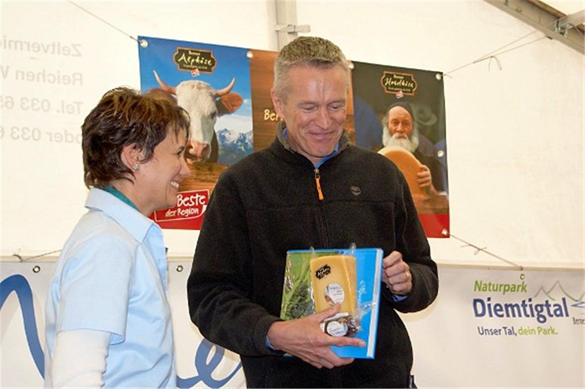 Ein gutgelaunter Ständerat Werner Luginbühl, hier mit OK-Mitglied Gaby Speck, ga...