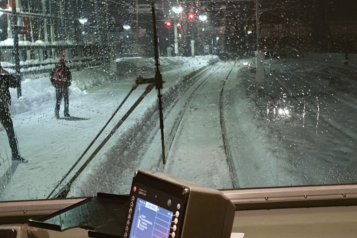 Ein kurzer Blick in den Führerstand vor der Abfahrt – draussen gehen Eisenbahnfr...