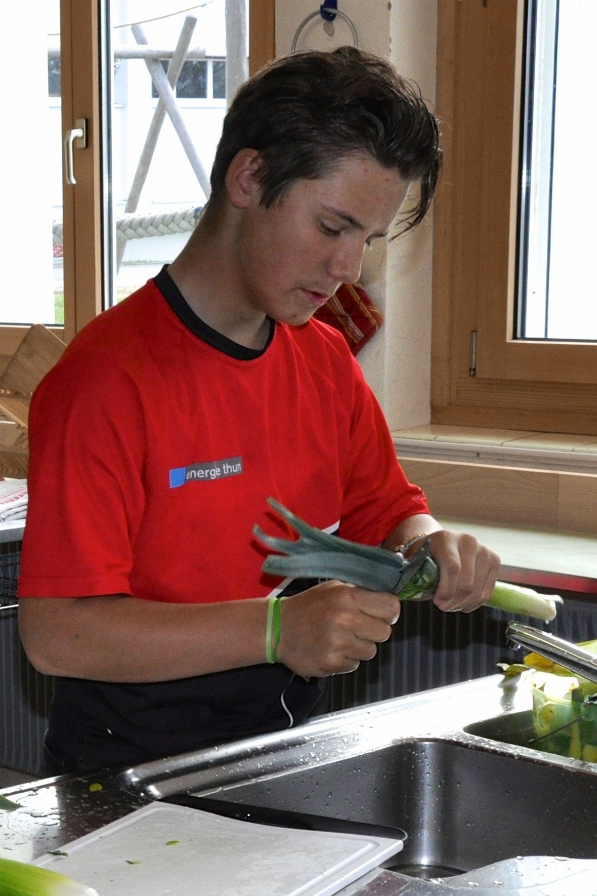 Ein mutiger Schüler wagt sich an den Lauch.
