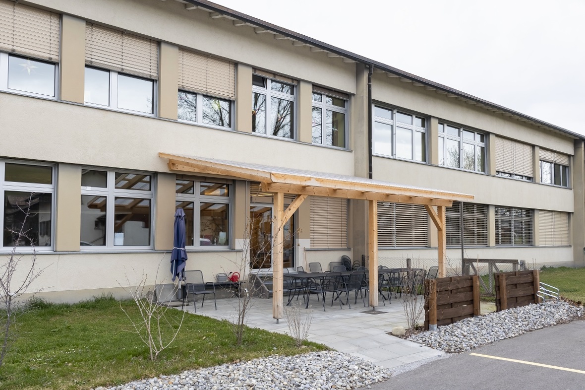 Ein neues Vordach und neue Eingangstüre, neuer Sitzplatz mit Tischen und Stühlen...