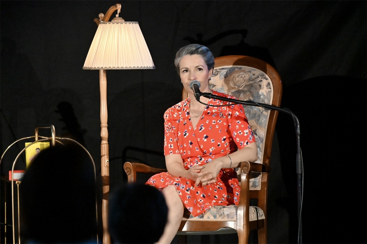 Ein passenderes Bühnenbild hätte die Fabrik 3770 für das Frölein Da Capo nicht kreieren können – sie (oder es?) war jedenfalls begeistert.