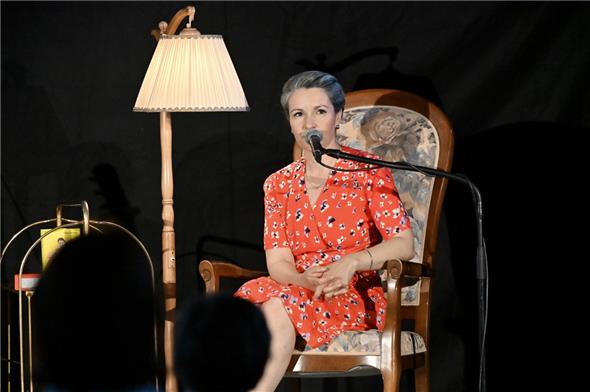 Ein passenderes Bühnenbild hätte die Fabrik 3770 für das Frölein Da Capo nicht kreieren können – sie (oder es?) war jedenfalls begeistert.