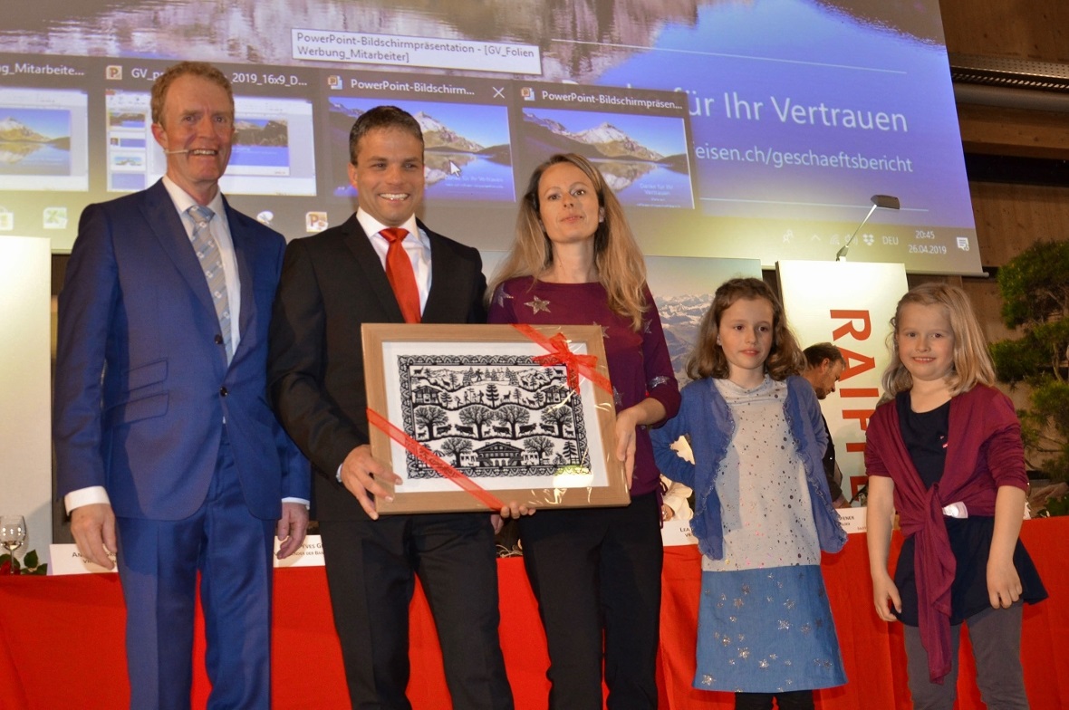 Ein prächtiger Scherenschnitt zum Abschied. Andreas Grünig, Verwaltungsratspräsi...