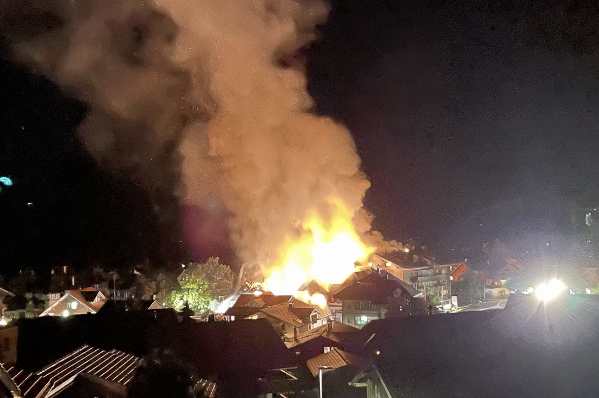 Ein riesiger Feuerball erhellte mitten in der Nacht Zweisimmen.