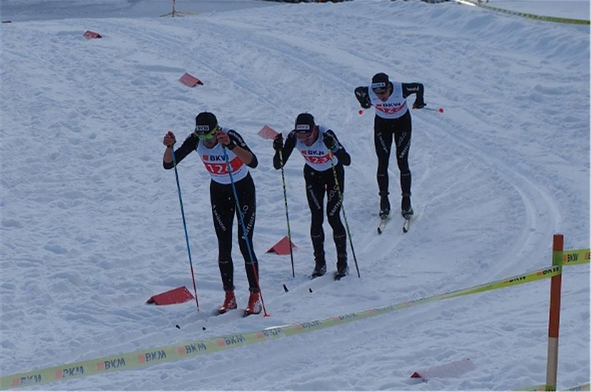 Ein schneller «Zug»: Ueli  Schnider vor Jason Rüesch und Erwan Käser.