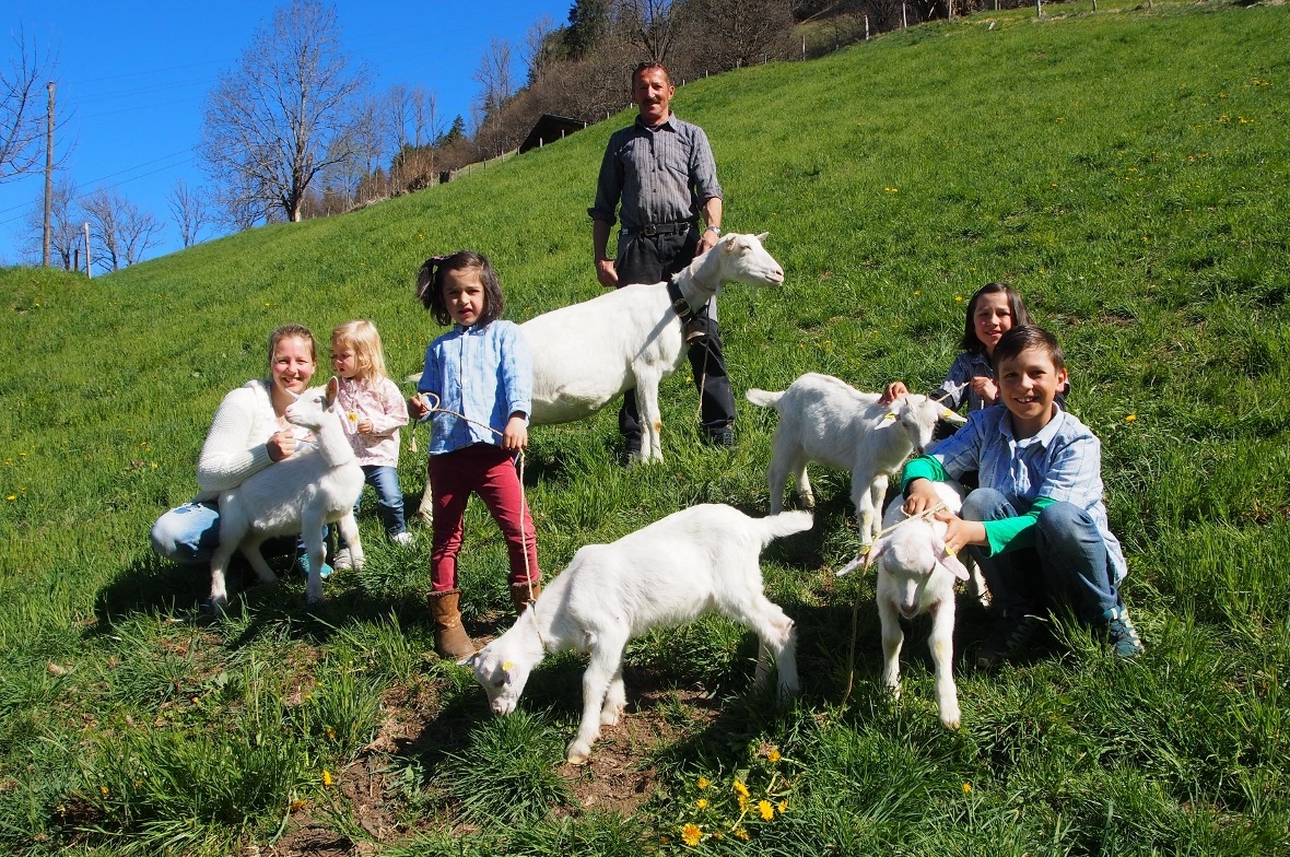 Ein sichtlich stolzer Hans Rieben mit Verwandten und Nachbarkindern zusammen mit seiner grossen fünfköpfigen «Geissen-Familie».