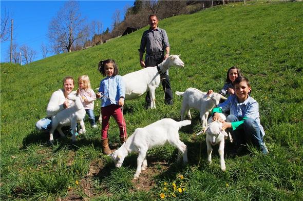 Ein sichtlich stolzer Hans Rieben mit Verwandten und Nachbarkindern zusammen mit seiner grossen fünfköpfigen «Geissen-Familie».