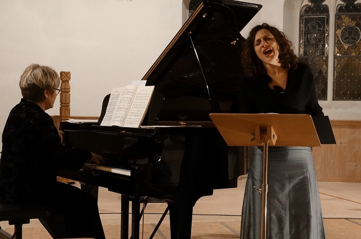 Ein spezieller Liederabend zum Abschluss des diesjährigen kleinen Festivals der Zweisimmer Februarkonzerte: Mezzosopranistin Astrid Pfarrer und Pianistin Elisabeth Stäblein-Beinlich zogen unter dem Motto «Komponieren im Dialog» volle Aufmerksamkeit auf sich.