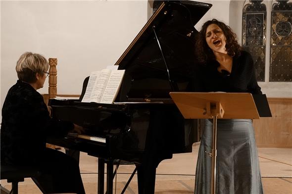 Ein spezieller Liederabend zum Abschluss des diesjährigen kleinen Festivals der Zweisimmer Februarkonzerte: Mezzosopranistin Astrid Pfarrer und Pianistin Elisabeth Stäblein-Beinlich zogen unter dem Motto «Komponieren im Dialog» volle Aufmerksamkeit auf sich.