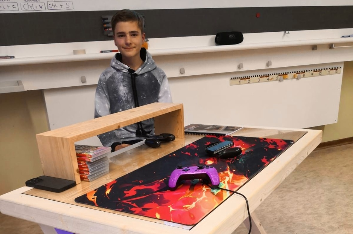 Ein stabiler und praktischer Gamingtisch wurde geschreinert