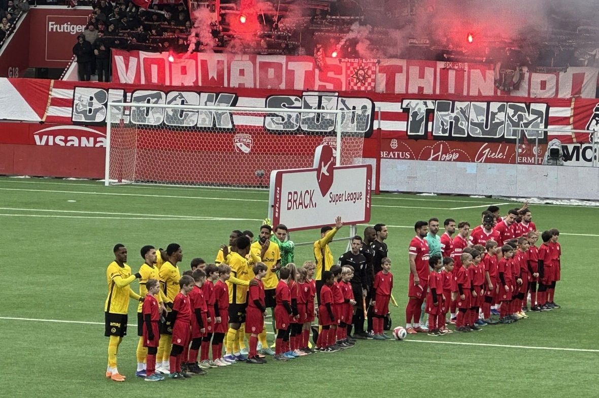 Ein unvergesslicher Moment für die F-Junioren des FC EDO Simme: Sie durften mit den Spielern vom FC Thun und BSC Young Boys in die Stockhorn-Arena einlaufen.