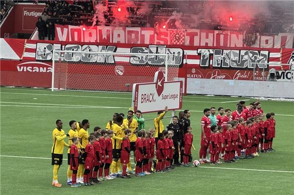 Ein unvergesslicher Moment für die F-Junioren des FC EDO Simme: Sie durften mit den Spielern vom FC Thun und BSC Young Boys in die Stockhorn-Arena einlaufen.