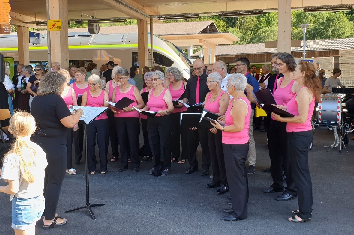 Ein vielfältiges Kulturprogramm begleitet die Feier: der Gemischte Chor Erlenbac...