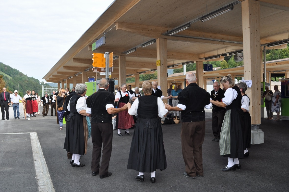 Ein vielfältiges Kulturprogramm begleitete die feierliche Bahnhofeinweihung: Zur...