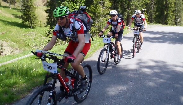 Einander unterstützen mit Elastikseilen.