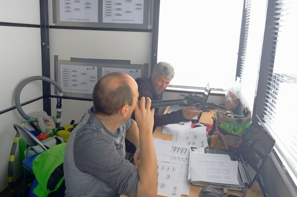 Einblick in das Herzstück des Rennens, die Auswertung im Zielcontainer.