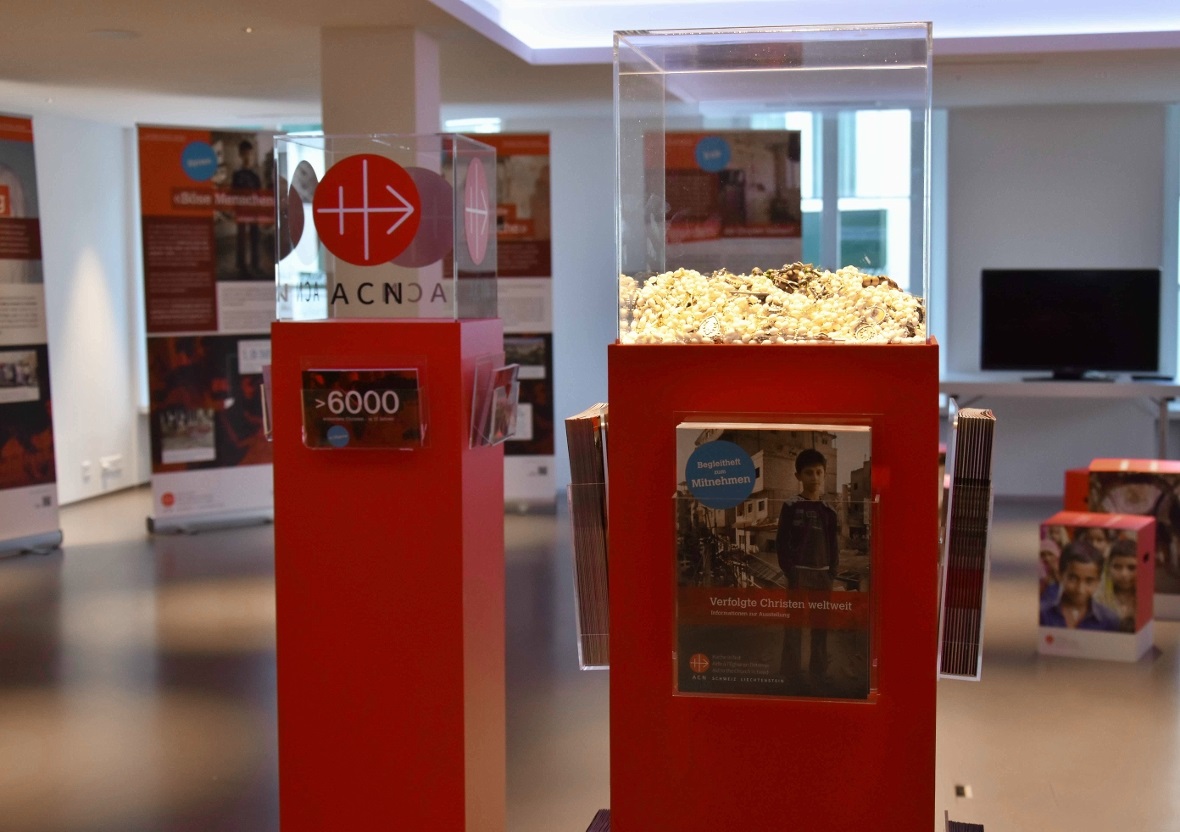 Einblick in die Ausstellung «Verfolgte Christen weltweit».