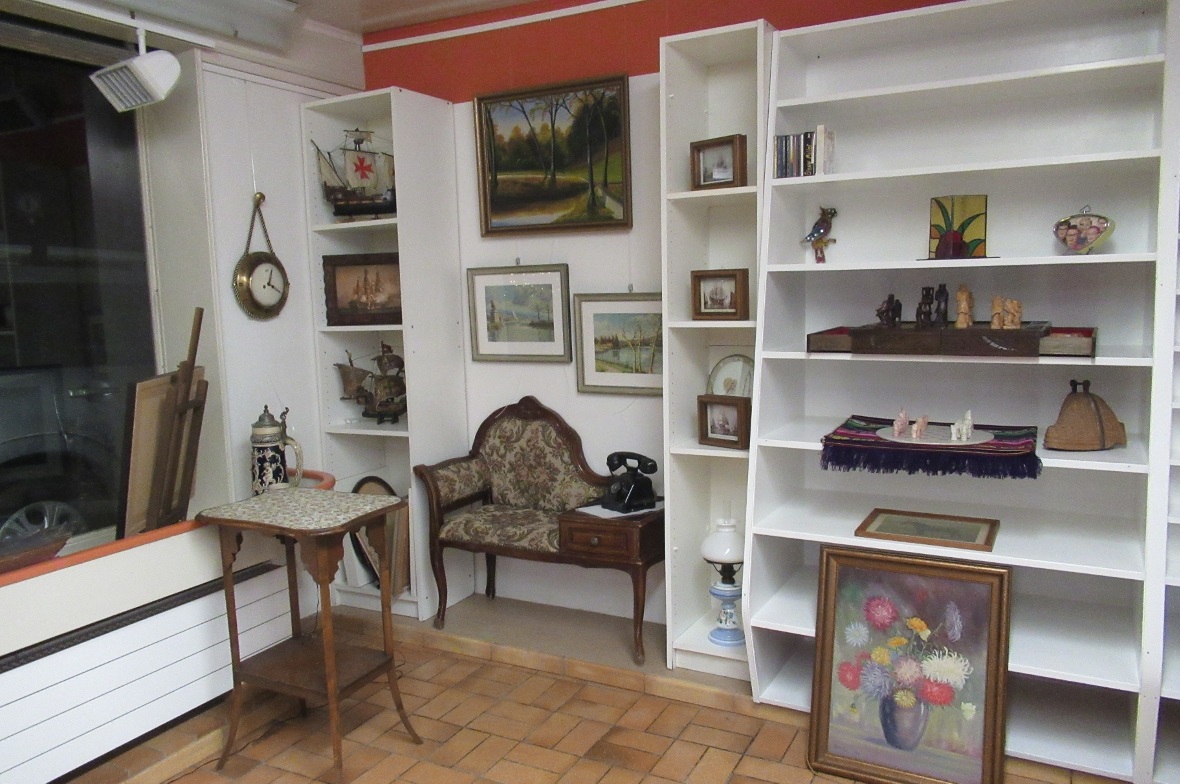 Einblick in die stilvoll eingerichtete Ausstellung von Uschis Kuriositätensammlung.