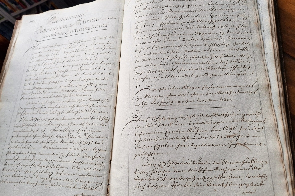 Einblick in zwei der handschriftlich verfassten Seiten der Wimmiser «Bähler-Chronik», die am 9. Januar der Burgergemeinde Wimmis übergeben wurde.