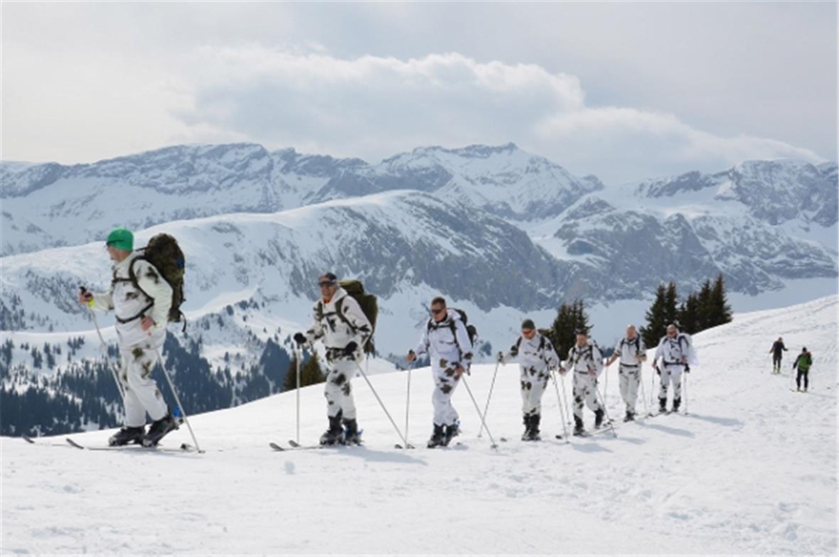 Eindrückliche Marschdisziplin im Skizug einer Deutschen Panzer Division von Thom...