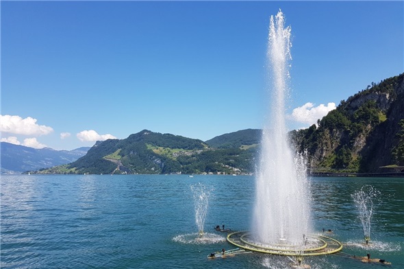 Eindrückliches Wasserspiel in Hergiswil.