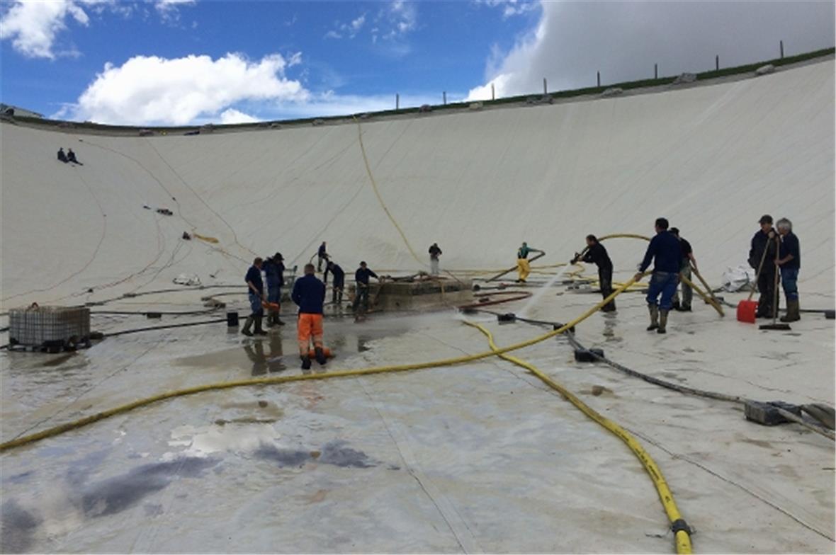 Eine 17-köpfige Truppe der Lenk Bergbahnen war mit der Säuberung des Speichersee...