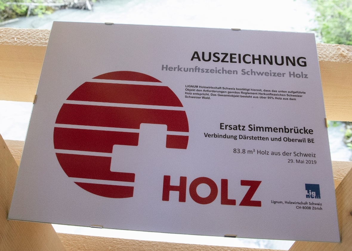 Eine Auszeichnung für über 80 Prozent Holzanteil aus der Schweiz wurde überreich...