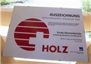 Eine Auszeichnung für über 80 Prozent Holzanteil aus der Schweiz wurde überreich...