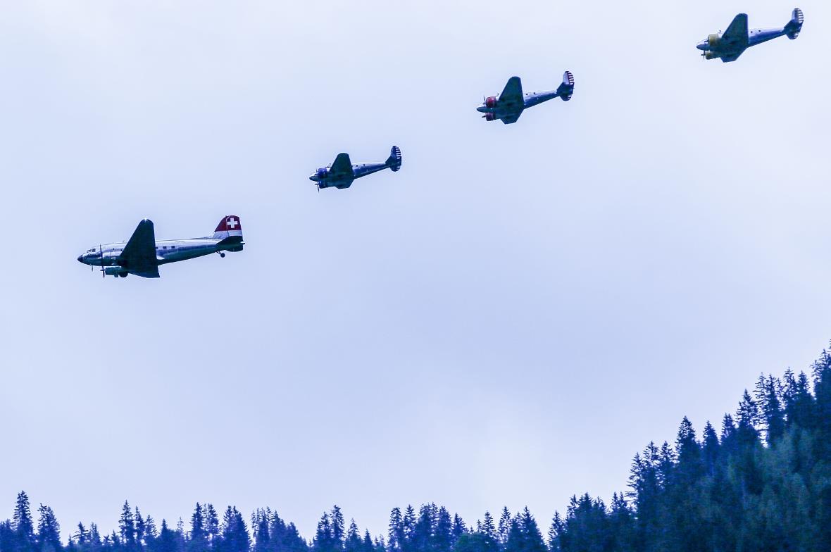 Eine DC-3 der "Swisasair" und drei Beech18 aus den 50er Jahren beim Überflug