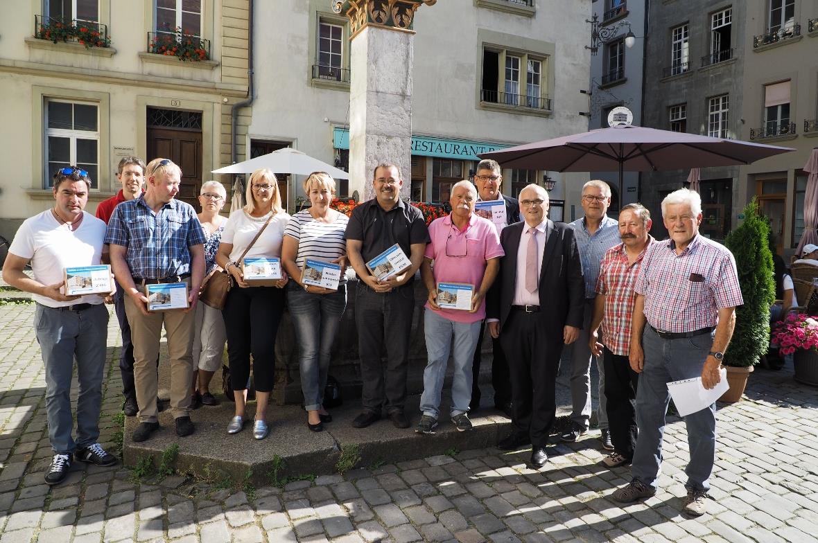 Eine Delegation mit Vertretern der Gemeinden, der Ärzteschaft, der Wirtschaft und aus der Politik reiste zur Übergabe der Unterschriften nach Bern.